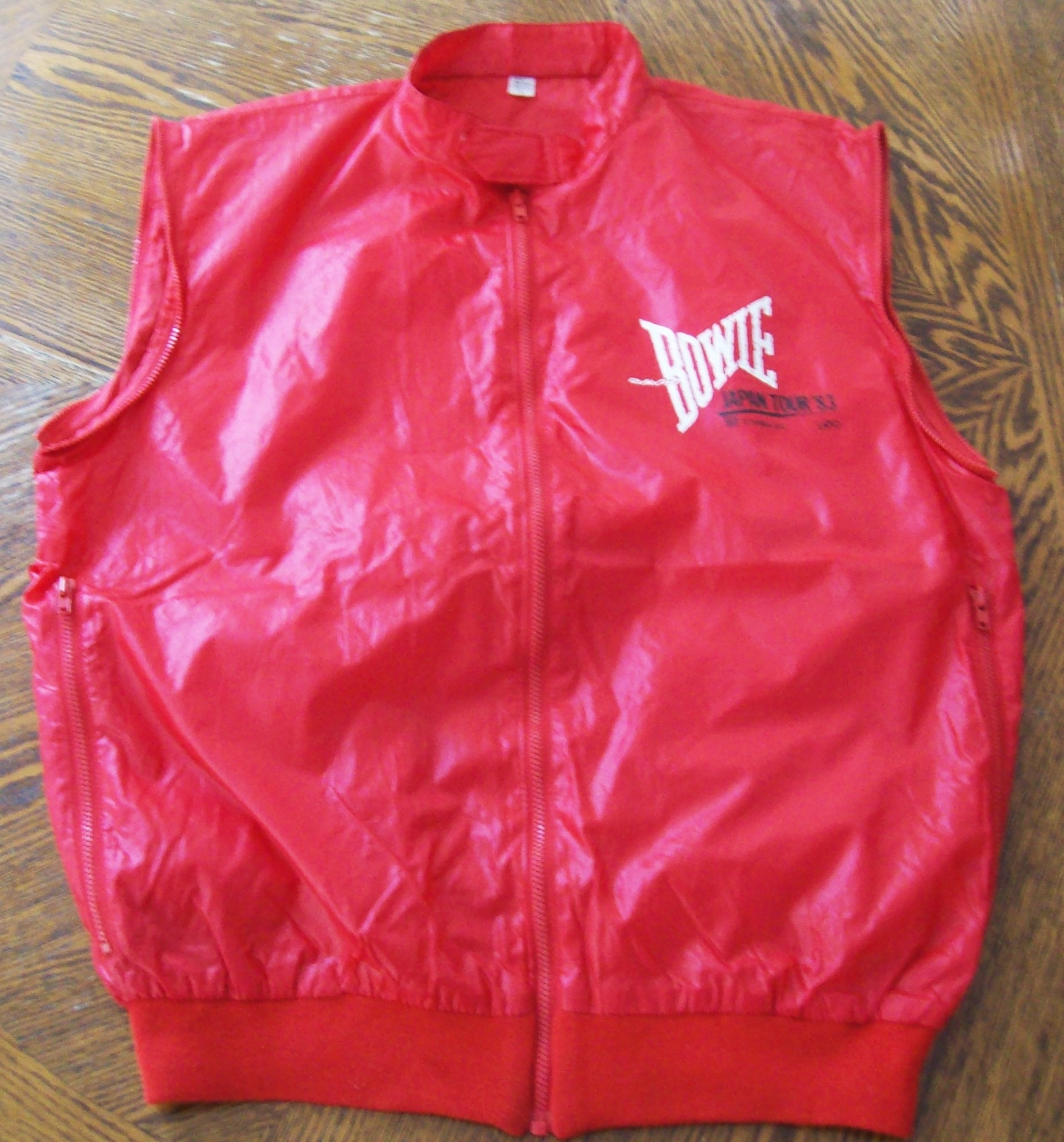 DAVID BOWIE RED PLASTIC SLEEVELESS COAT JAPAN TOUR 1983.JPG