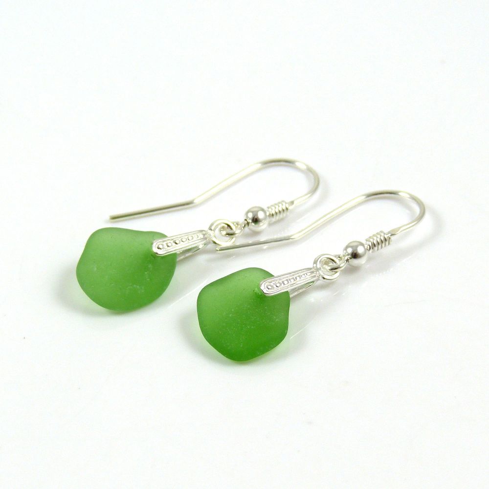 Emerald Green Sea Glass Drop Earrings e57