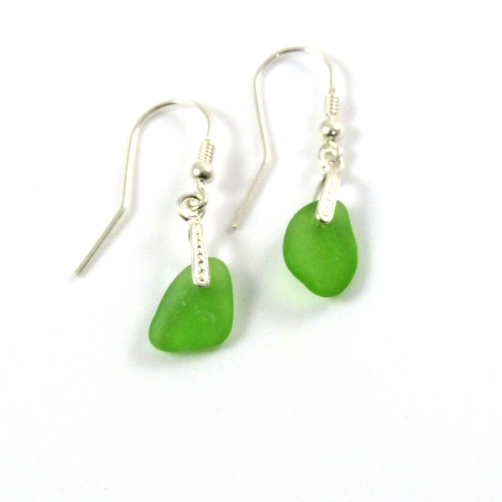 Emerald Green Sea Glass Drop Earrings e65