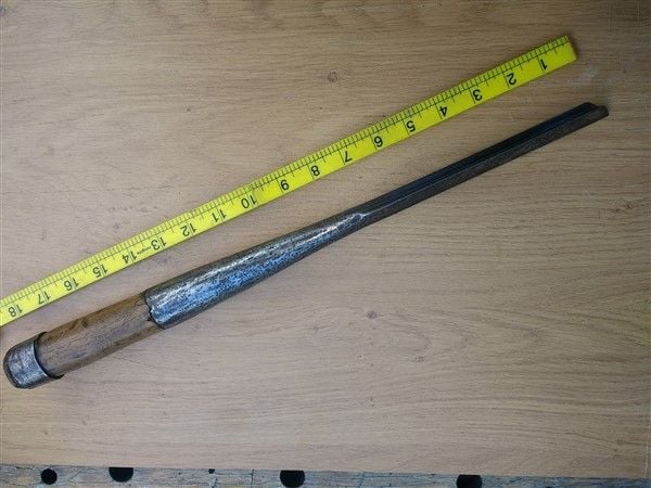 Bruzz or corner chisel