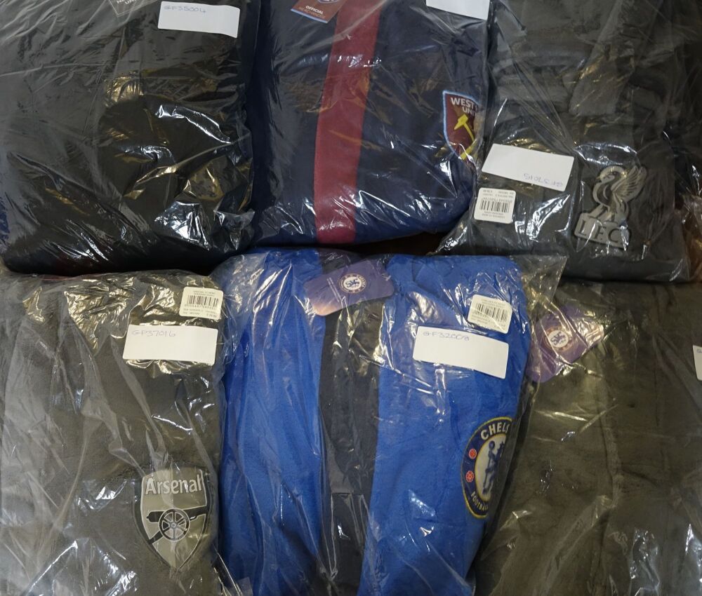 12 Mens Assorted Football Dressing Gowns, All Sized Medium