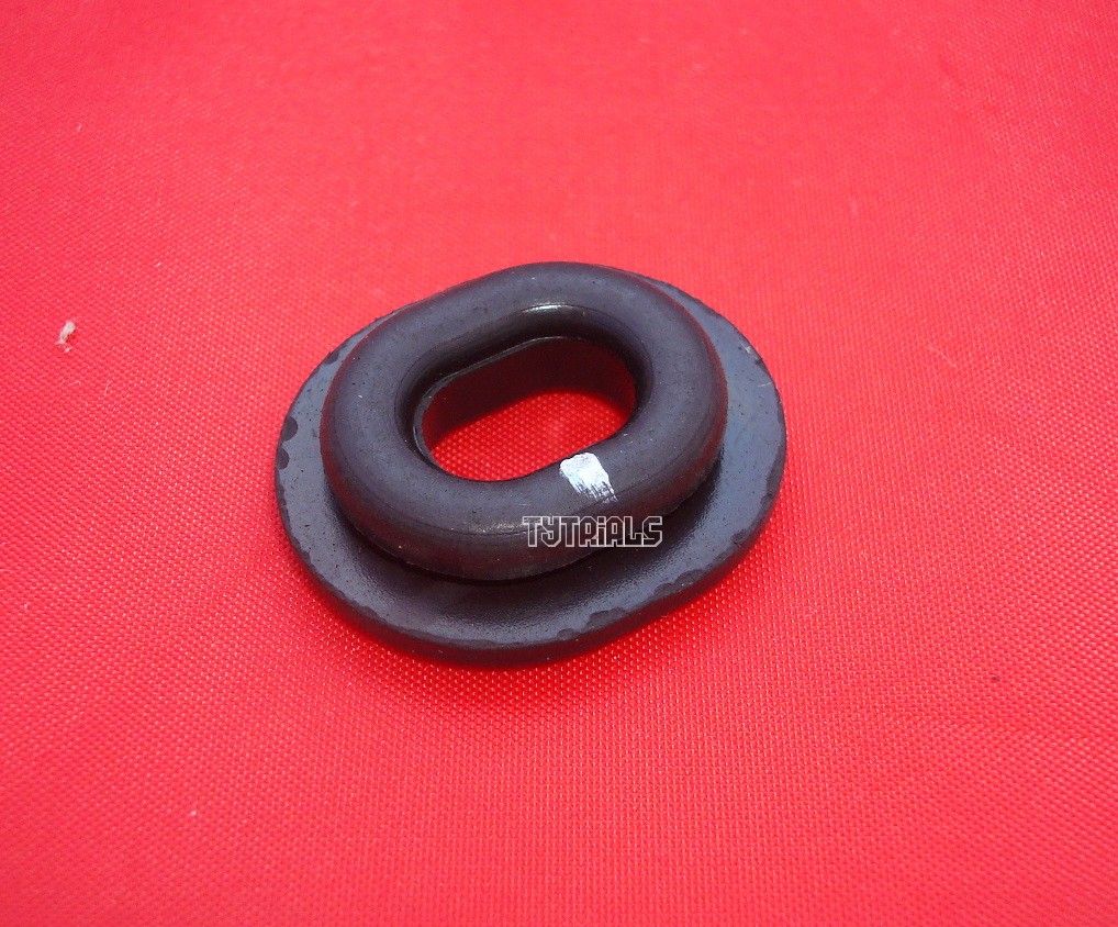  5. Left Sidepanel Grommet - XT250