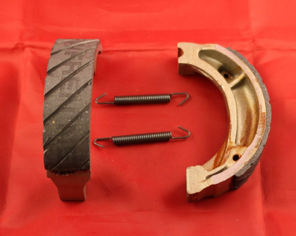 Pair of Grooved Brake Shoes - RTL250