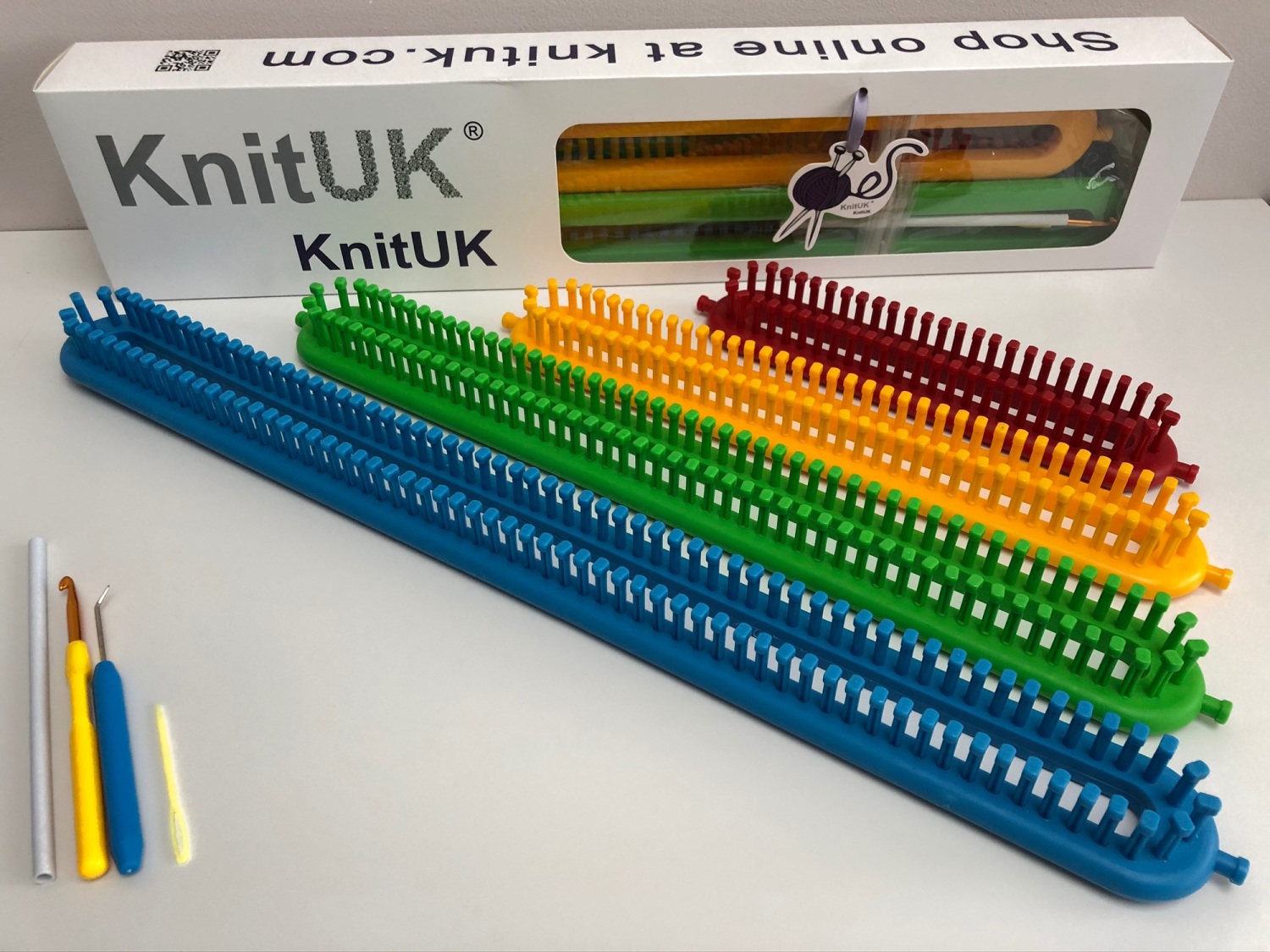 Long Knitting Loom Set with pegs fitted as medium gauge configuration