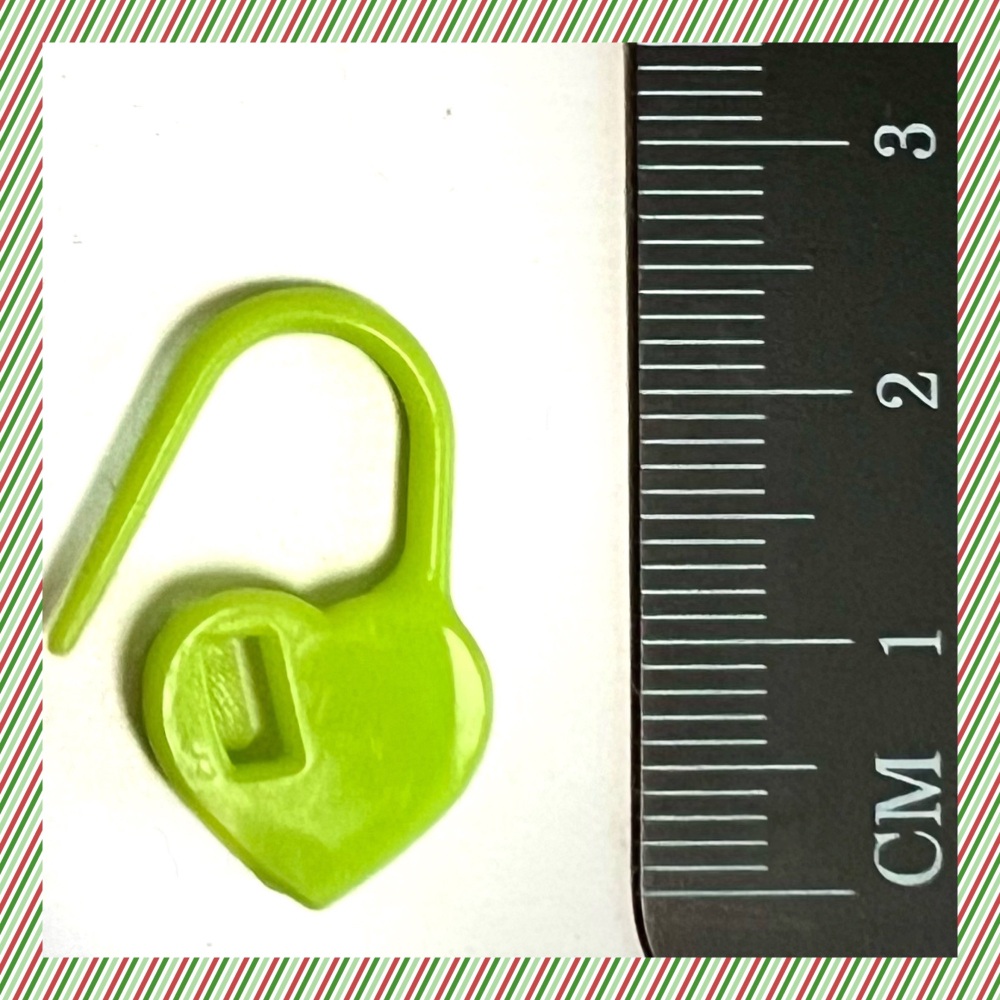 KnitUK Stitch Markers. Heart Locking Stitch Markers. Light Green & Red. Pack of 20.