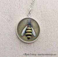 BUMBLE BEE WITH OCHRE BACKGROUND - PENDANT