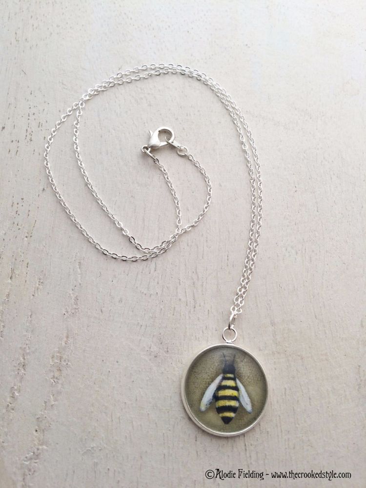 BUMBLE BEE WITH OCHRE BACKGROUND - 20mm SILVER PLATED  PENDANT