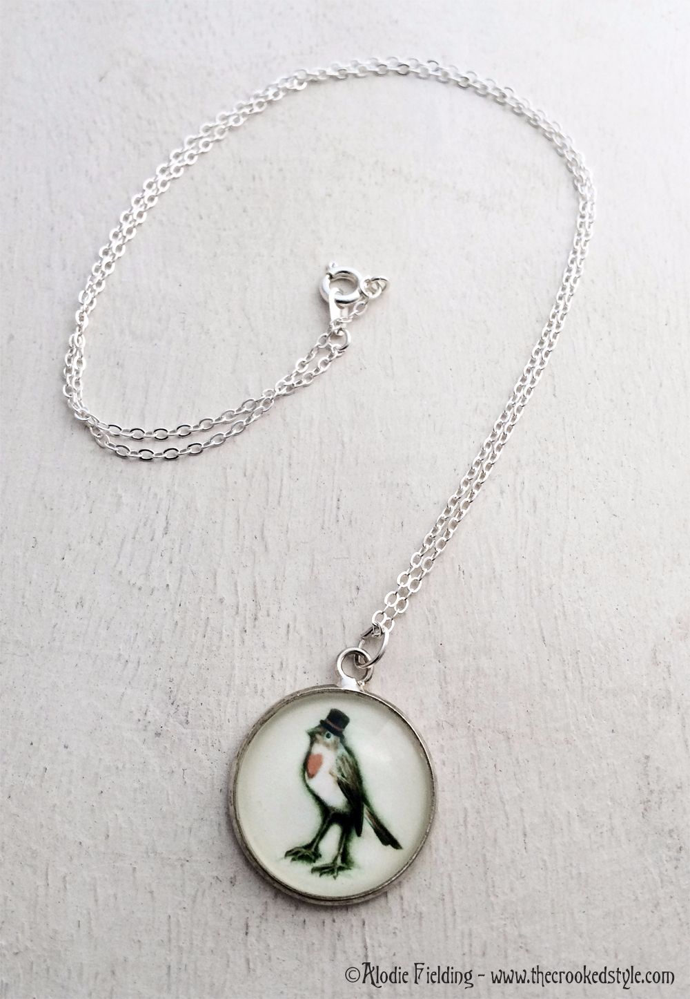 ROBIN IN A TOP HAT - 20mm SILVER PLATED PENDANT