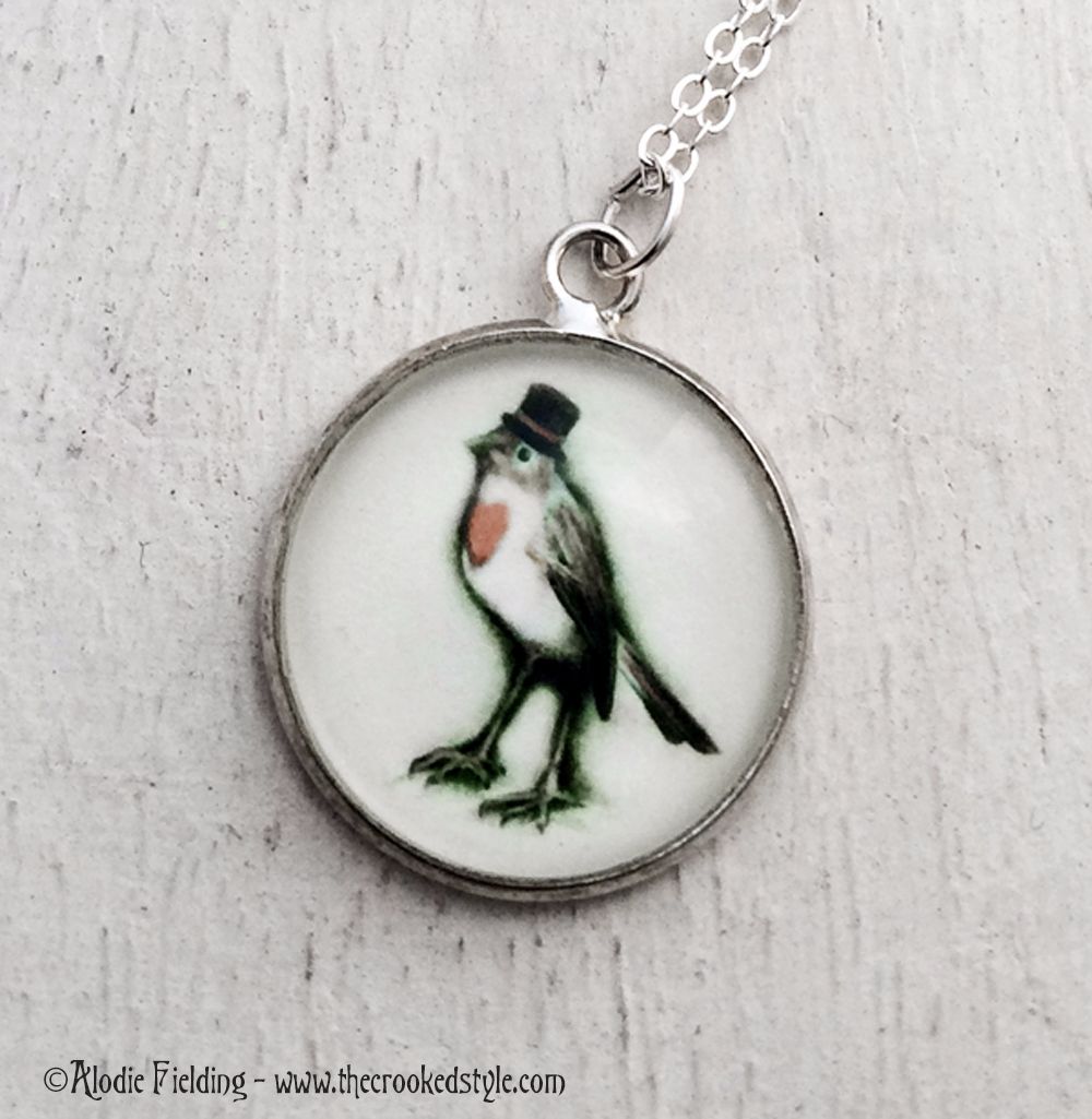 ROBIN IN A TOP HAT - 20mm SILVER PLATED PENDANT