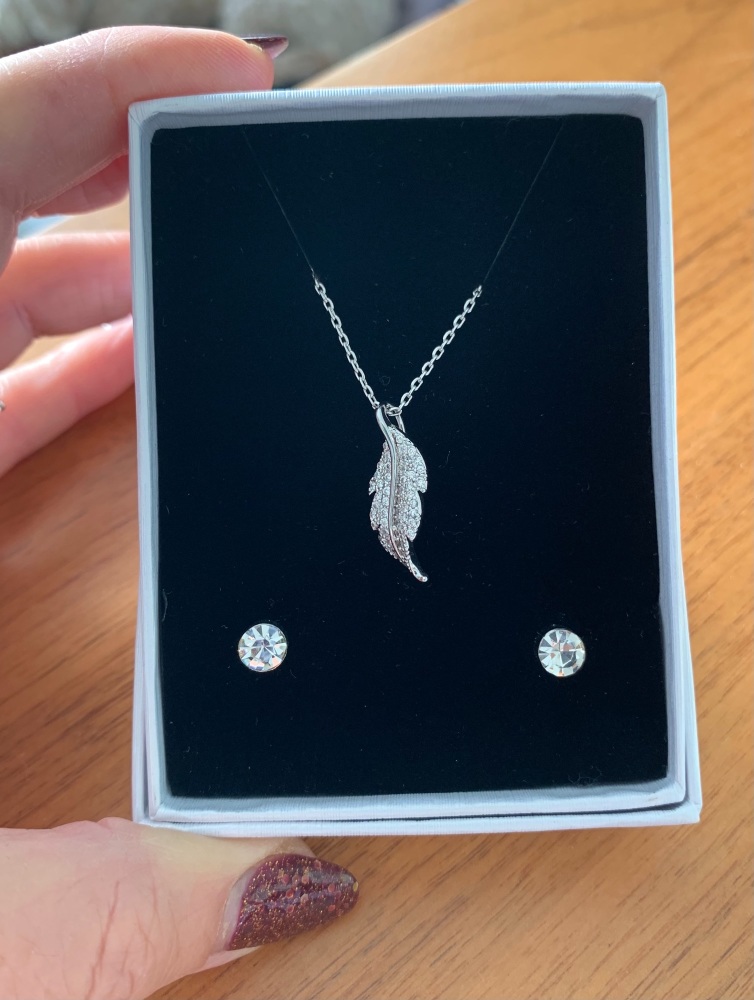 Delicate Curling Leaf Pendant Set