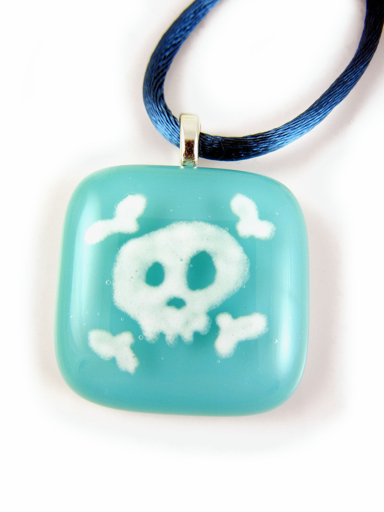 Turquoise Skull & Crossbones Pendant - ZMP112 - Pirate Collection