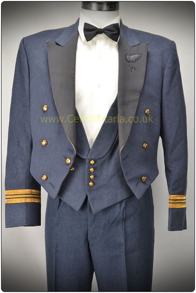 RAF No5 Mess (39/40C 35W) Sqn Ldr Nav