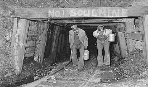 coal_miners_leaving_the_mines6