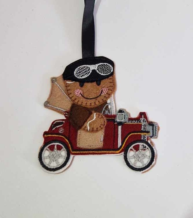 Vintage Car Gingerbread Felt Hanging Decoration.  Can be Keyring or fridge magnet too