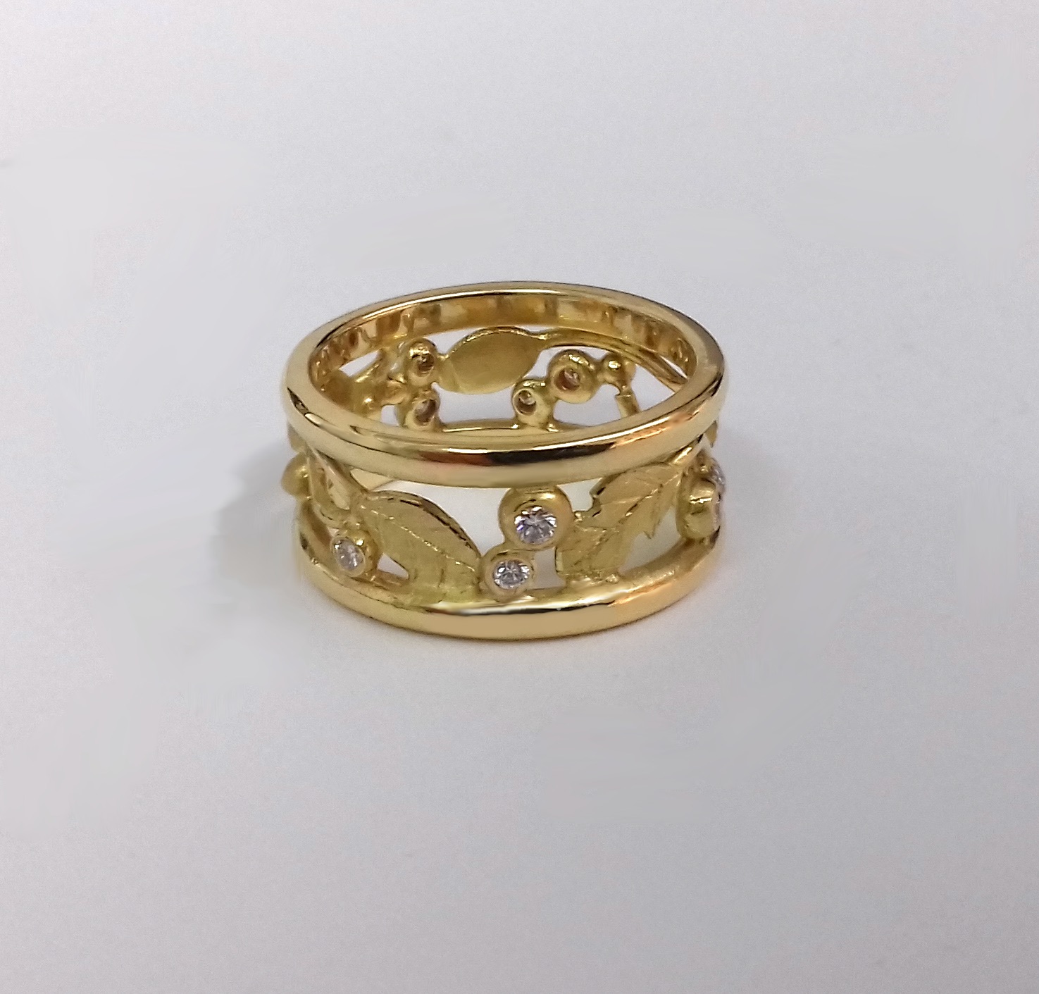 Roman influenced Leaf Ring in 18ct yellow gold and diamonds