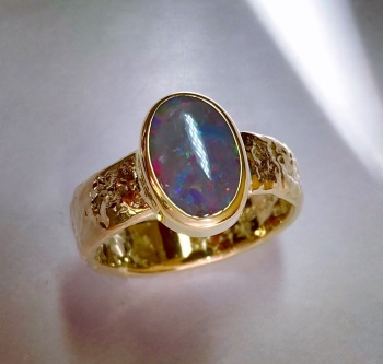 !8ct yellow gold and opal dress ring