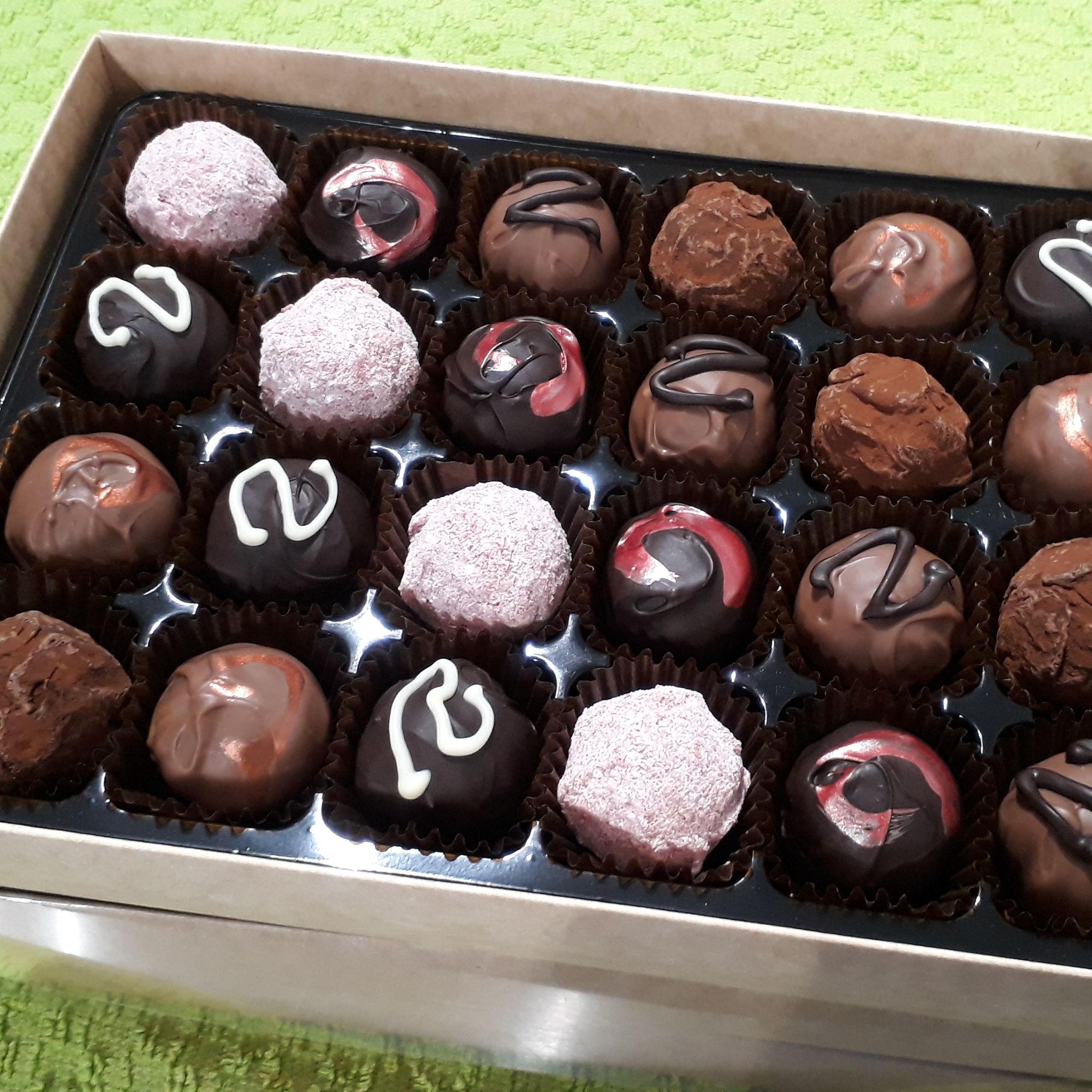 Liqueur truffle selection box