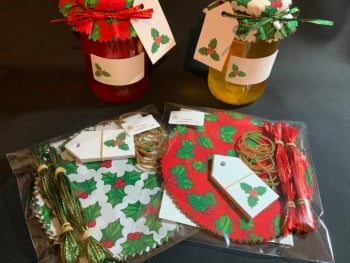 12 Xmas 6 red & 6 green holly pack includes. Bands, tags, jar labels & glittered ribbon