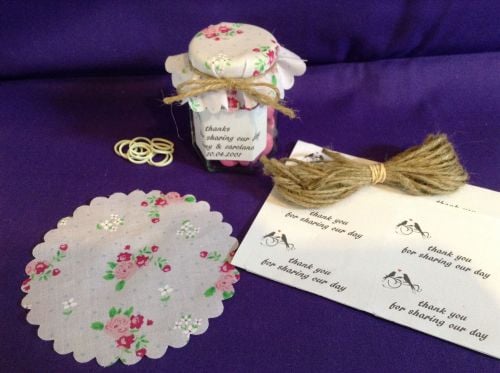 50 x scalloped cottage rose white includes bands, sticky jar labels & twine