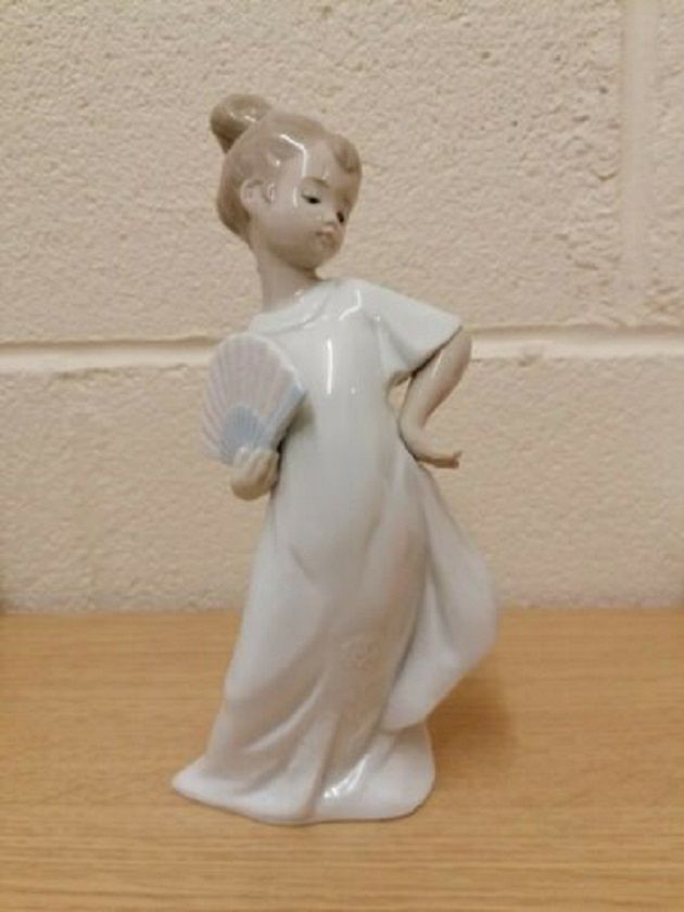 Nao by Lladro 'I Am Pretty' Senorita Girl with Fan 1455