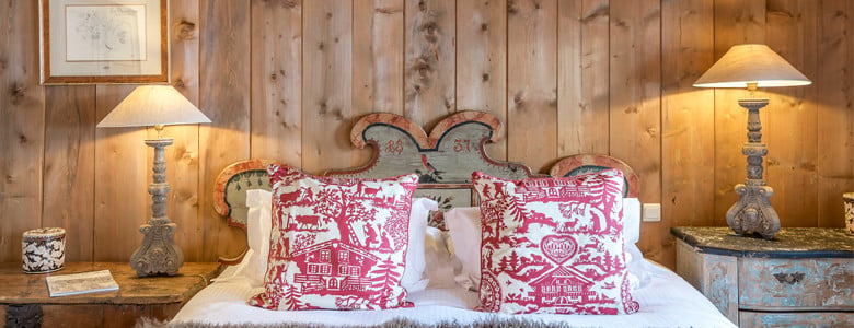 Christmas 15-Deco: Chalet Bedroom/Red cushions 6158_994_detail-tete-de-lit