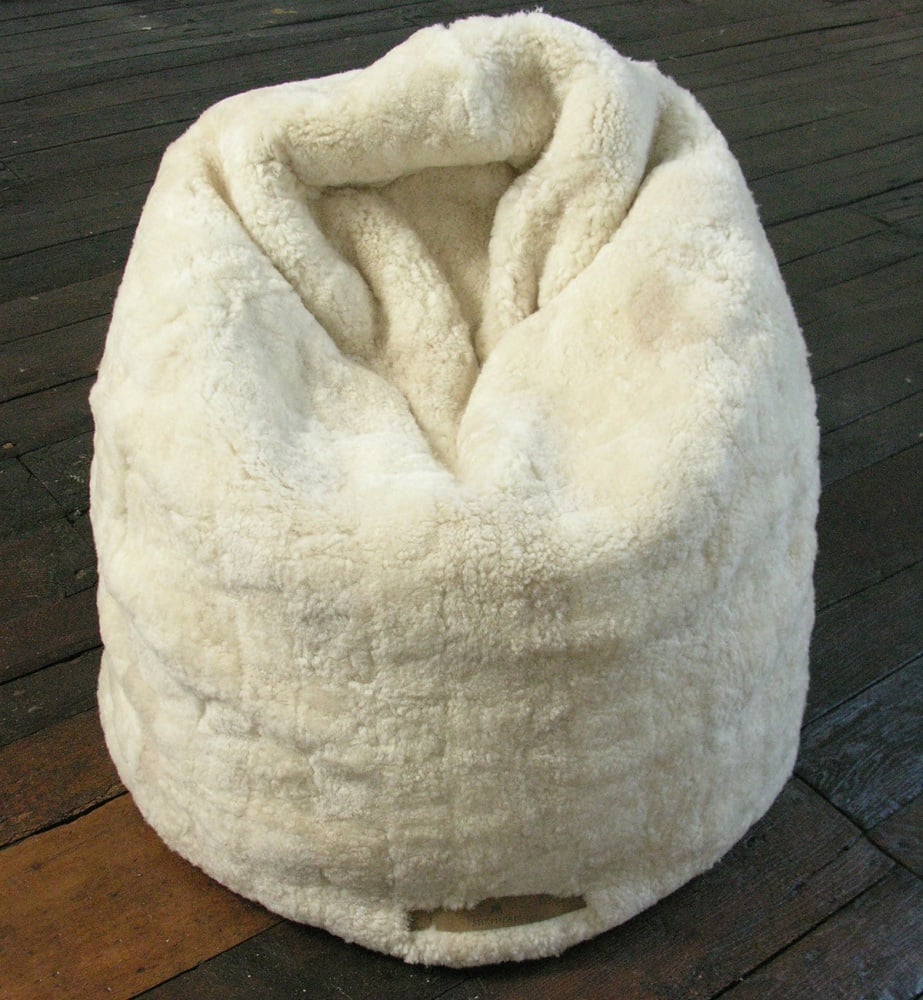 Christmas 17: 32/D sheepskin-beanbagwht_1