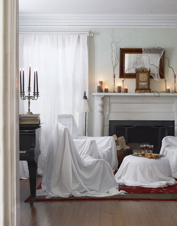 H: 4 DIY-Halloween-Decorations-sheets-over-furniture-1010-de