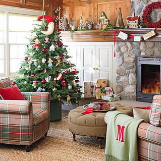 xm- 12 Living-Room-Design-with-Ornamented-Mantel-and-Christmas-Tree