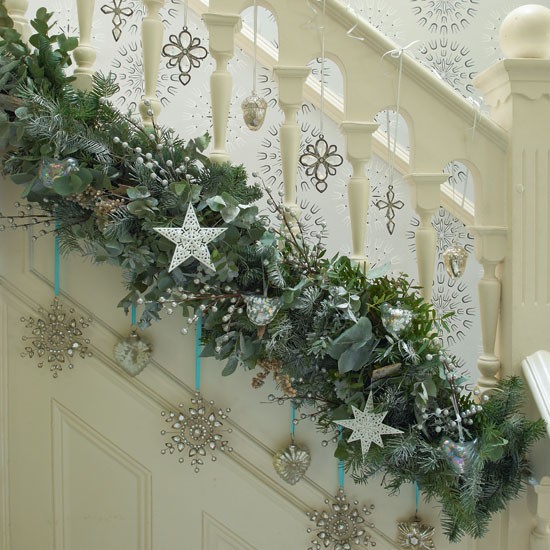 Happy Christmas: 6-Starry-garland-on-stairs-Hall-PHOTO-GALLERY-Country-Home