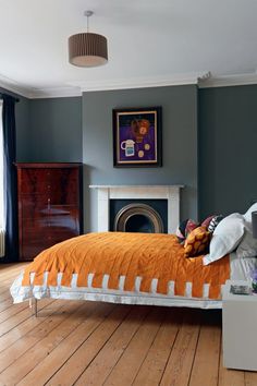 Autum 14 Deco: Grey room with orange bedspread da7efe228c928da6cb471d7e0769