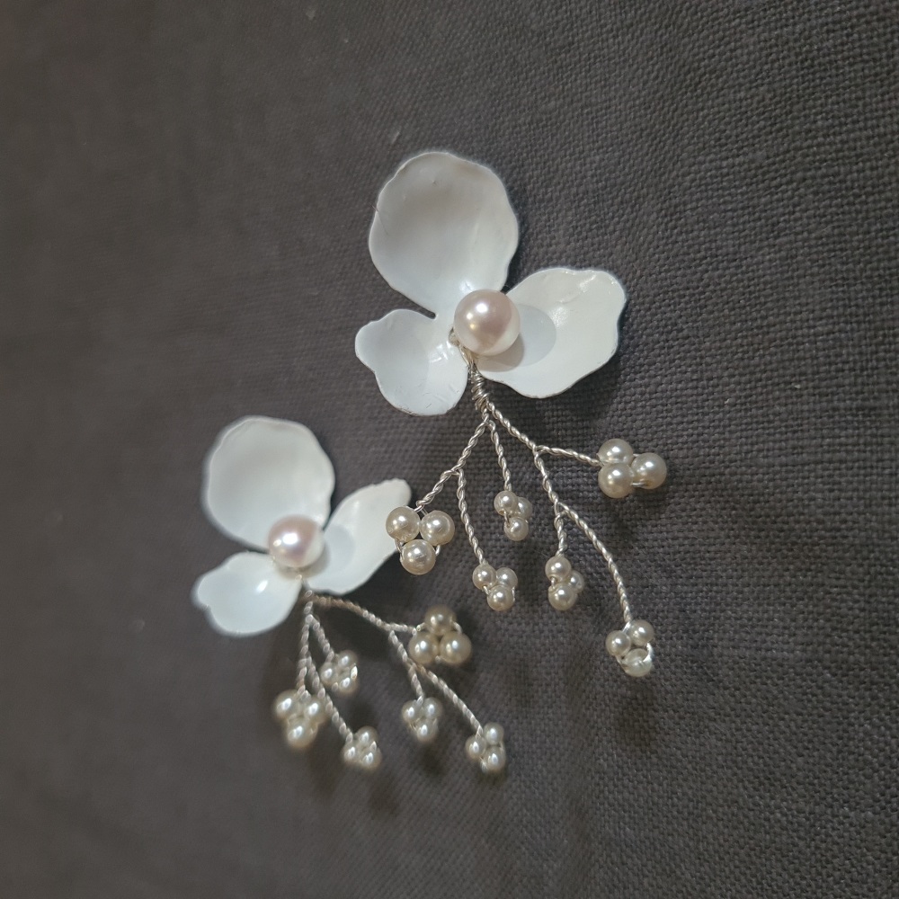 ANEMONE | White flower and pearl stud bridal earrings 