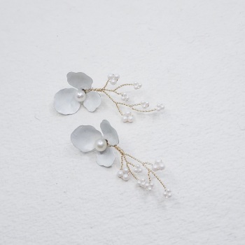 ANEMONE | White flower and pearl stud bridal earrings sample