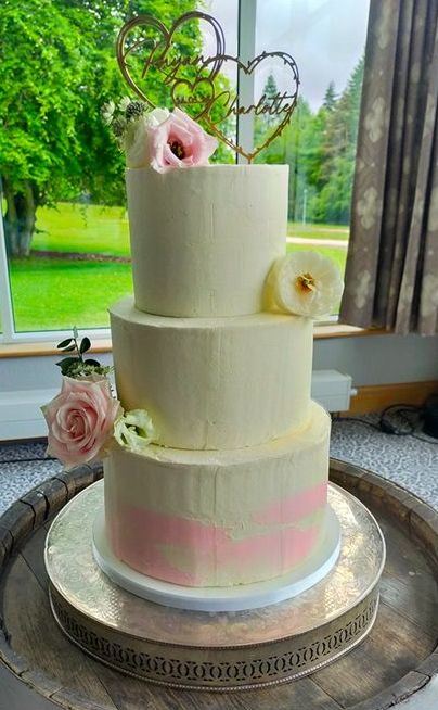 Pink buttercream wedding