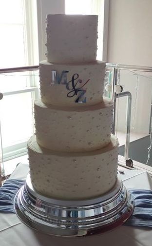 4 tiered cake with pearls