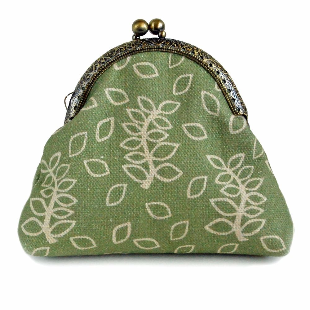 Green leaves clasp purse