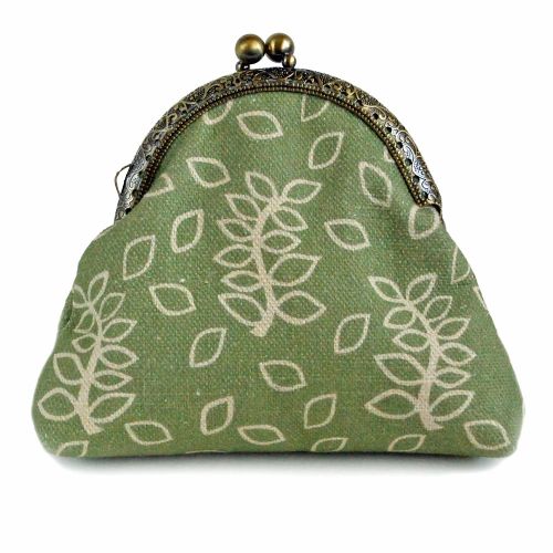 Green leaves clasp purse