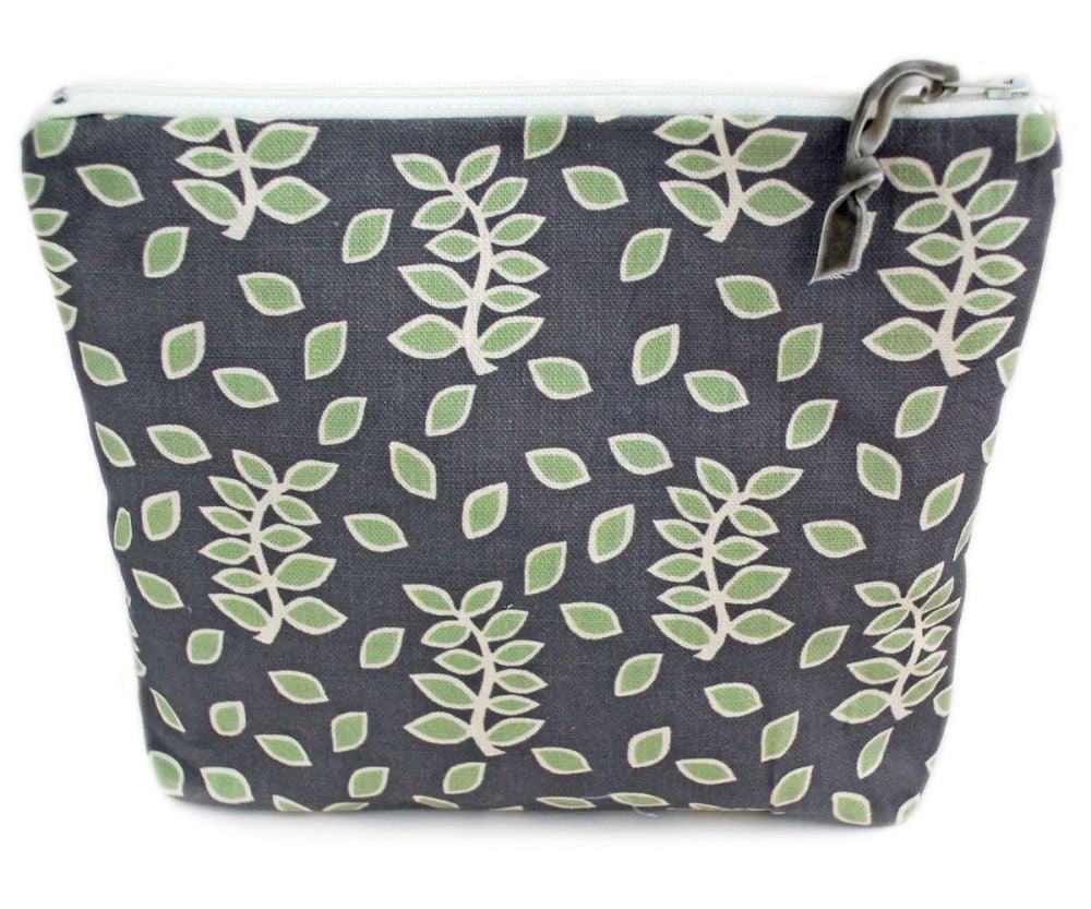 Large pouch in smokey leaves design