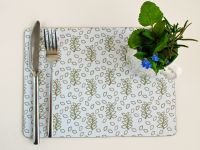 Green leaves place mats in white