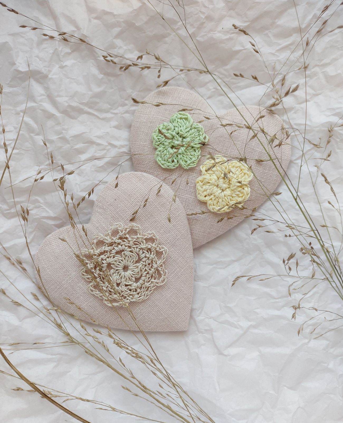 Linen hearts with crocheted flower