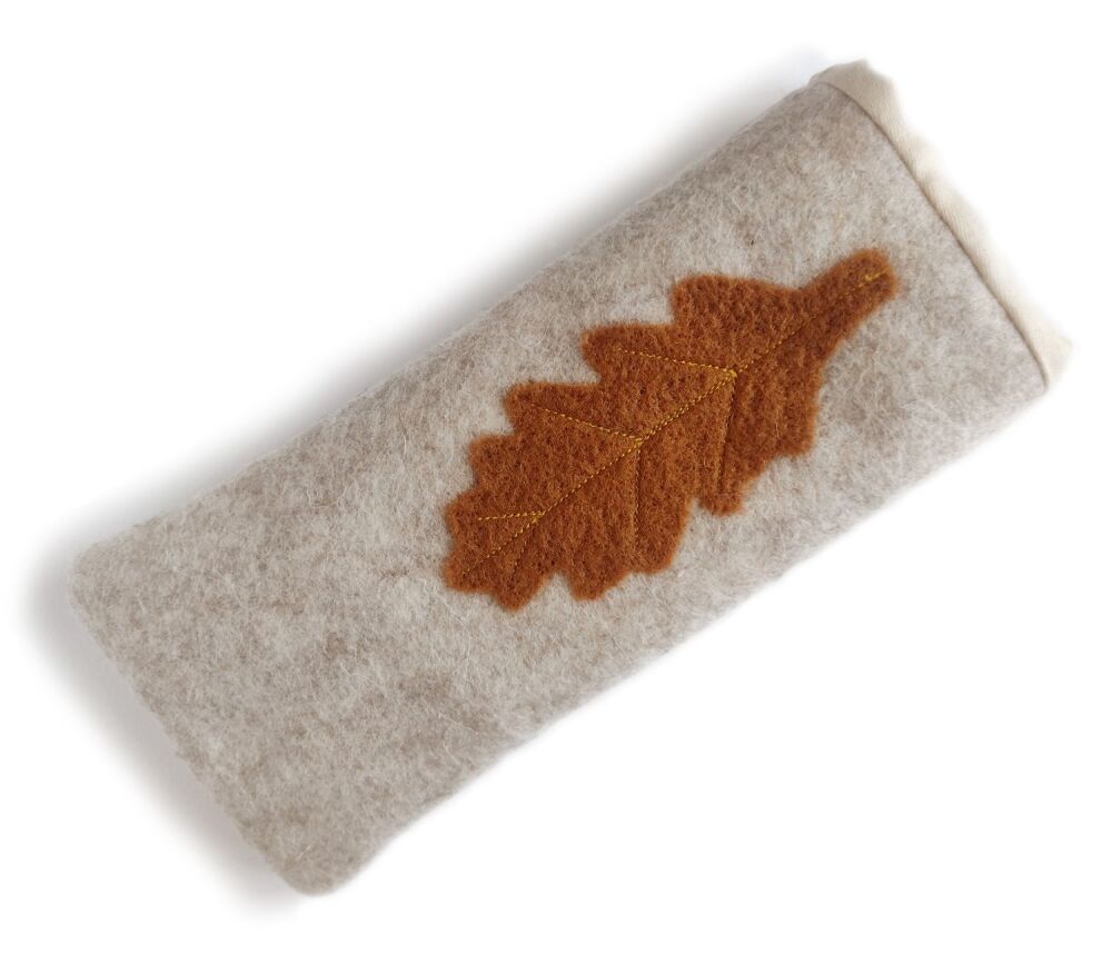 Wool felt specs pouch with oak leaf design