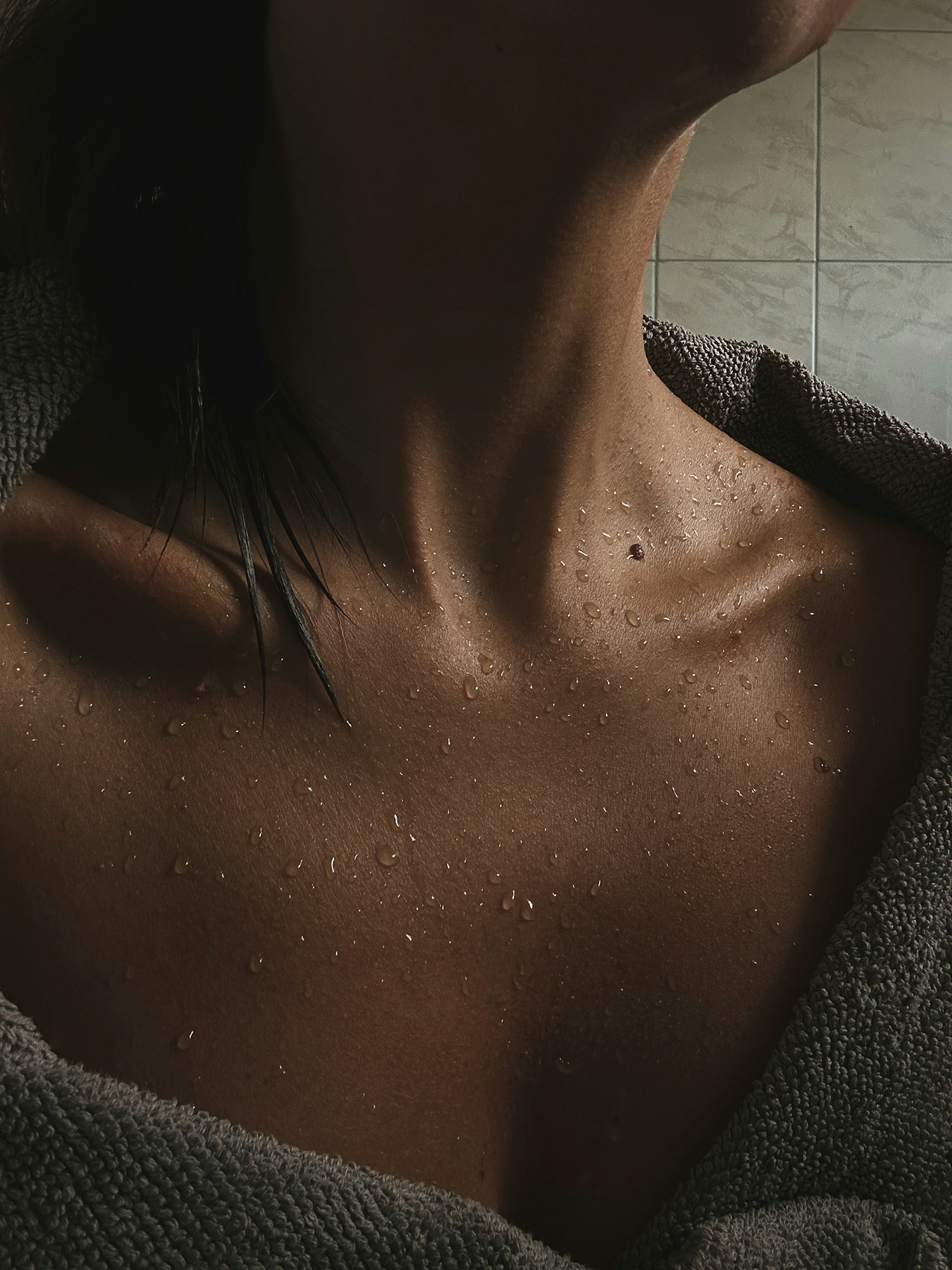 a-close-up-of-a-person-with-a-towel-on-TQivHkg290M.jpg