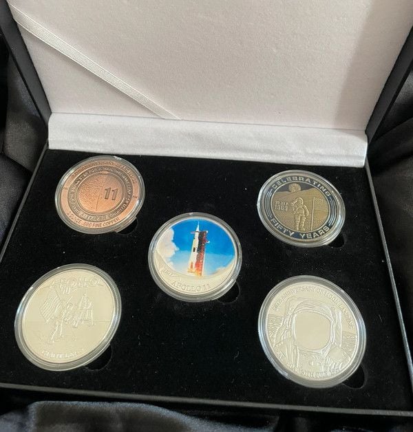 5 NASA Apollo 11 Neil Armstrong Moon Landing Large Medallion Coin Set In Display Case