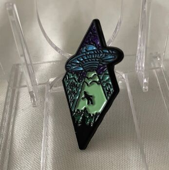 UFO Alien Area 51 Flying Saucer Spacecraft Pin Badge