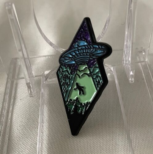 UFO Alien Area 51 Flying Saucer Spacecraft Pin Badge