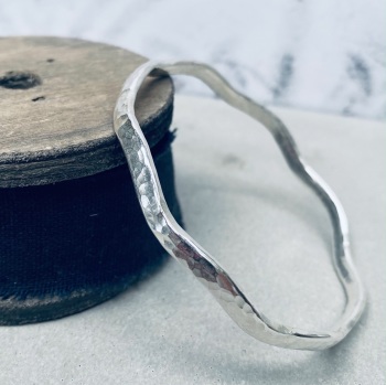 Oval Wire Wave Bangle 