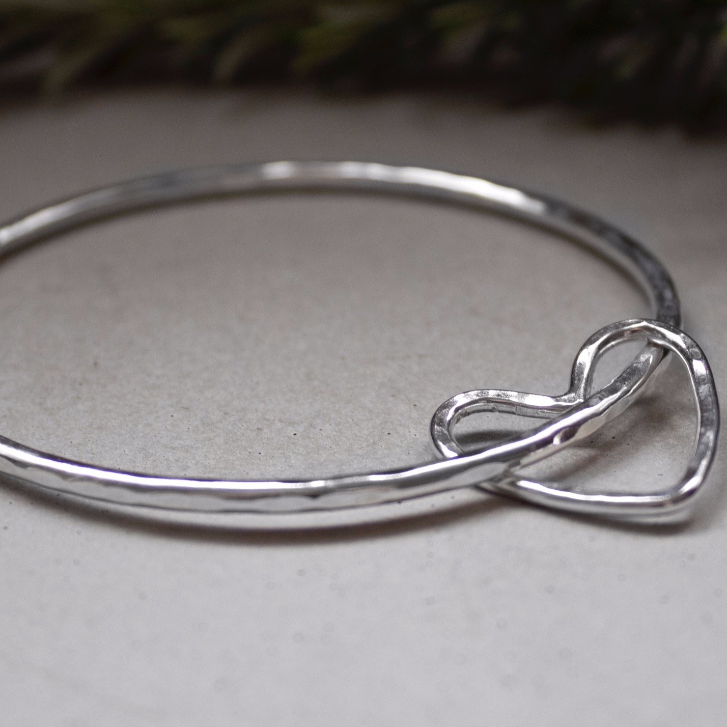 2.5mm Wire Heart Bangle