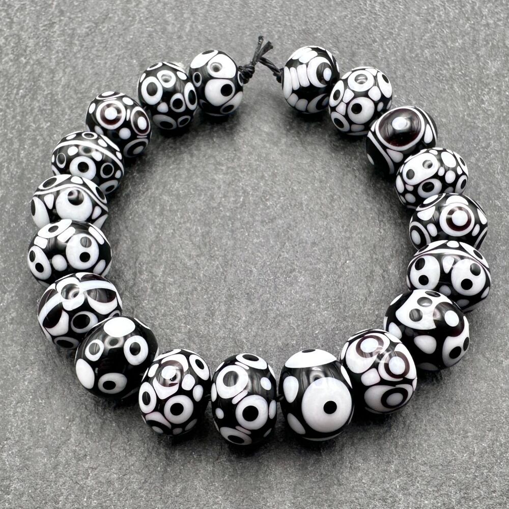 Black & White Strand 4