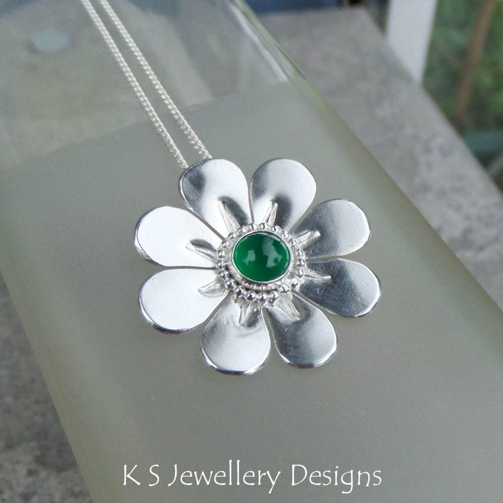 Green Agate Shiny Daisy Sterling Silver Pendant
