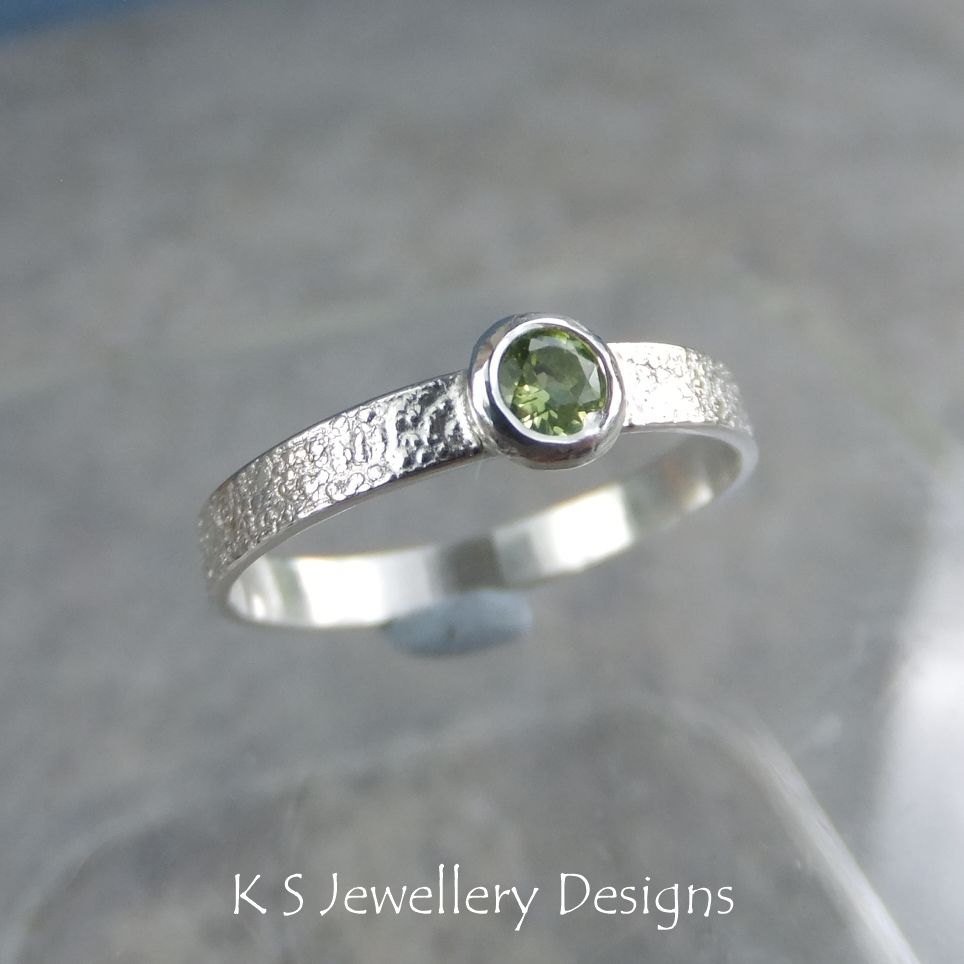 Peridot Sterling Silver Ring - Sparkling & Textured (UK size K / US size 5.25)