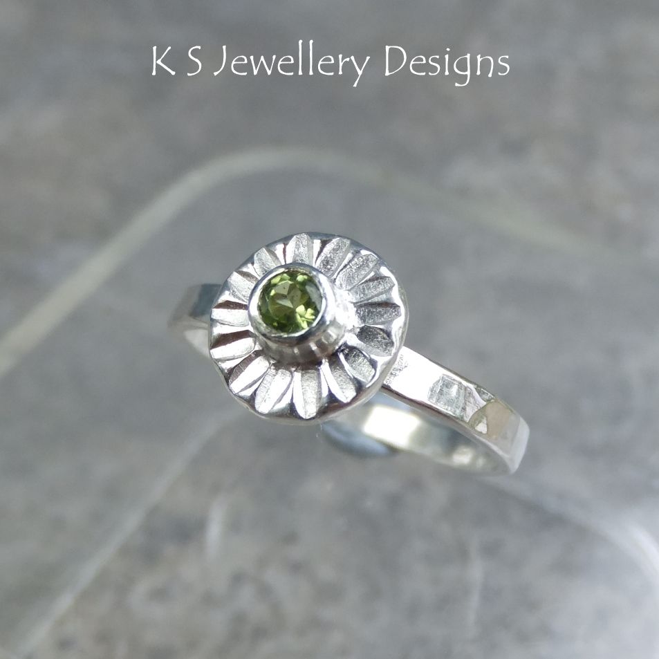 Peridot Daisy Textured Pebble Sterling Silver Ring (UK size L / US size 5.7